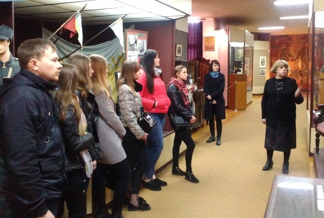 Заввідділом новітньої історії Катеринюк Л.П.знайомить із історією родини Рудницьких